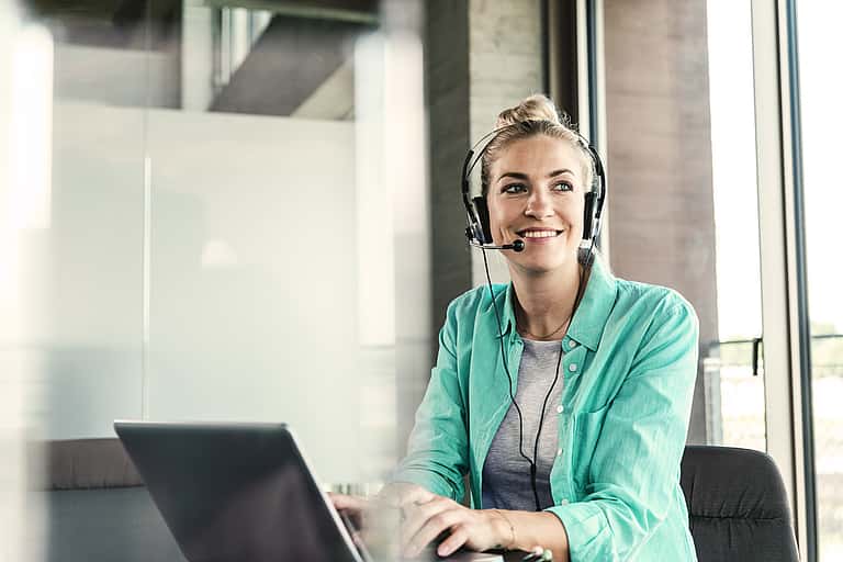 Neues professionelles Headset für effizientes Arbeiten mit dem IT-Leasing bei grenke
